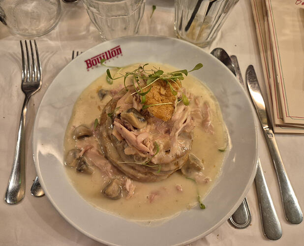 Asia Tech Community Meet Up에서 먹은 Chicken Vol au Vent. 삼계탕과 같은 맛이 나서 신기했다.