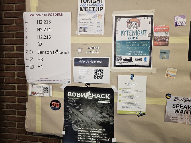 FOSDEM 행사 기간 중 포스터 게시판의 모습(2).