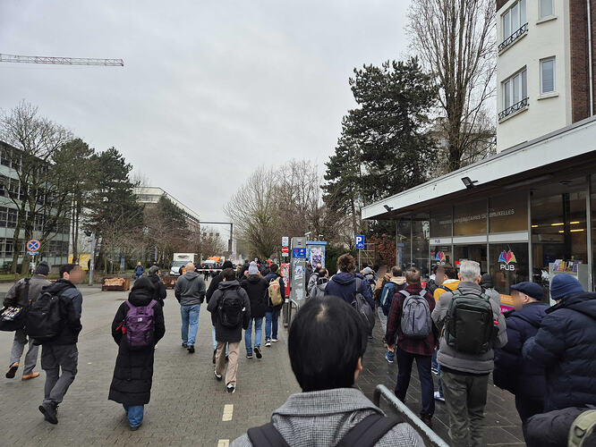 ULB 캠퍼스 정문 앞, 많은 사람들이 컨퍼런스장으로 향하고 있다.